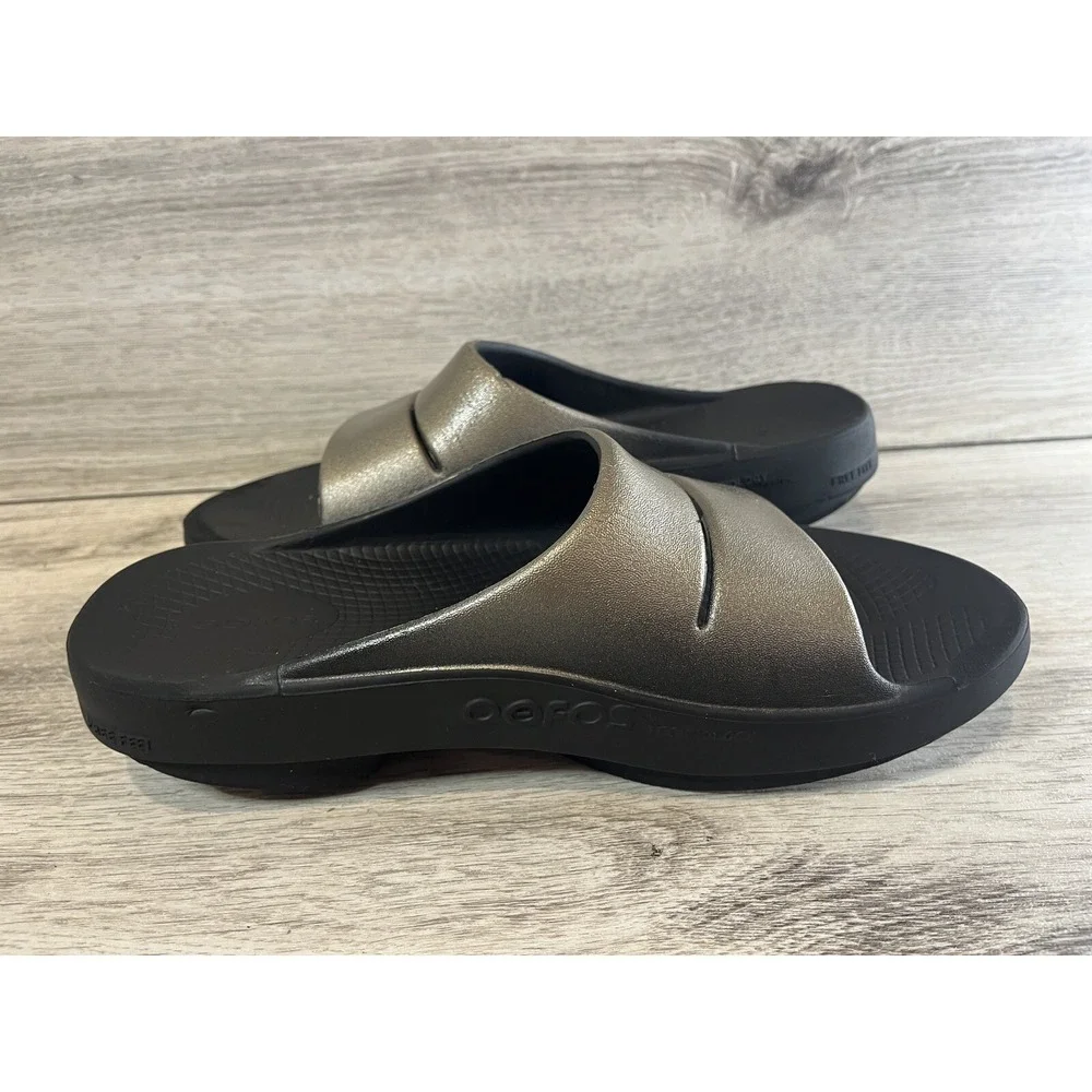 OOFOS Women’s Metallic Pewter Slide Sandals - Black Footbed